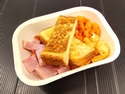 Assiette pain doré, jambon (porc) et fèves au lard